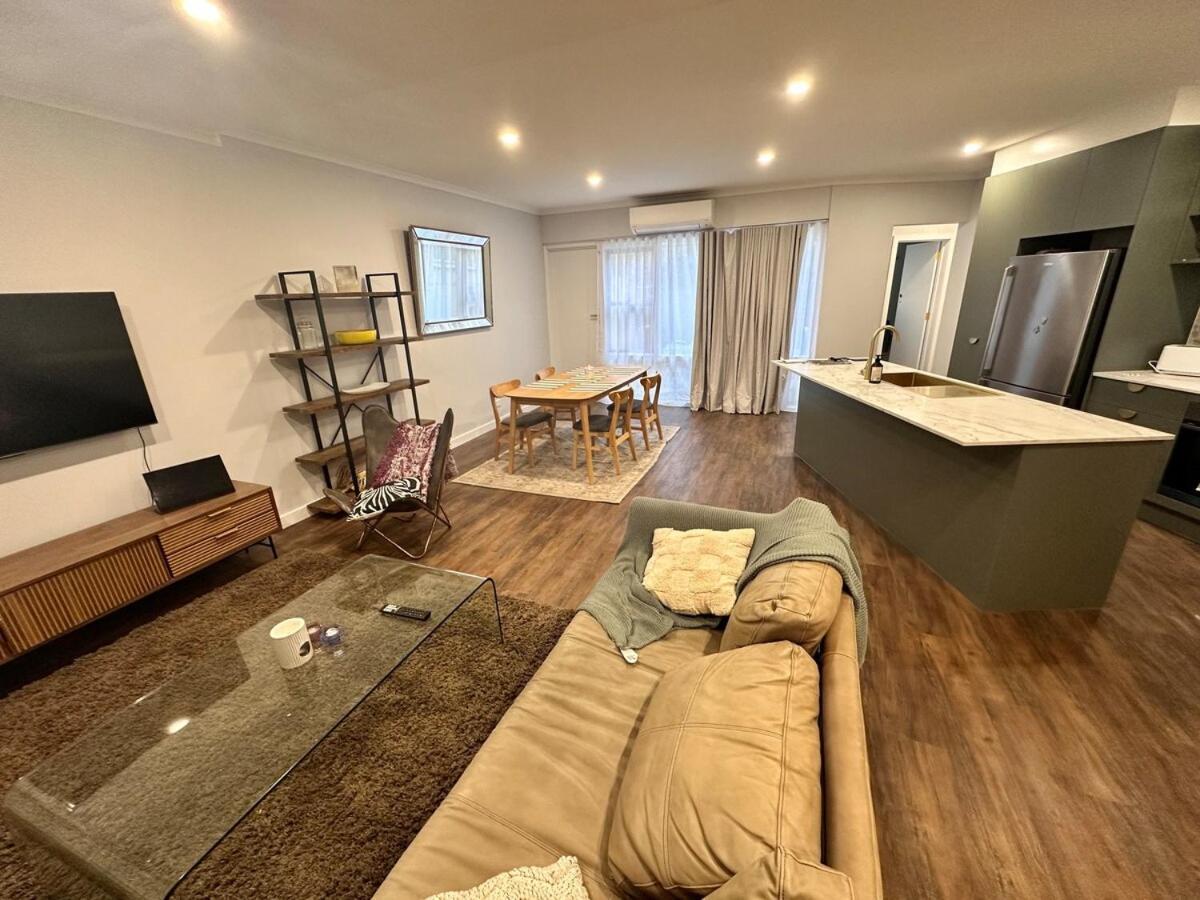 3 Bedroom City Apt, Big Yard & Park Views - Sleeps 7 * Adelaide