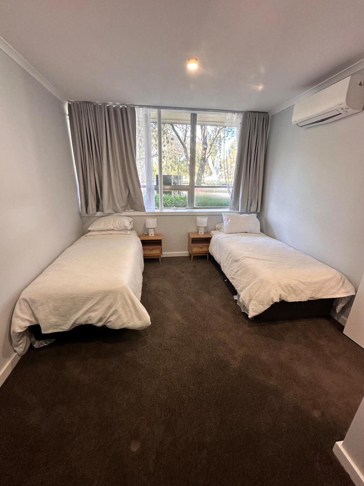 3 Bedroom City Apt, Big Yard & Park Views - Sleeps 7 Adelaide