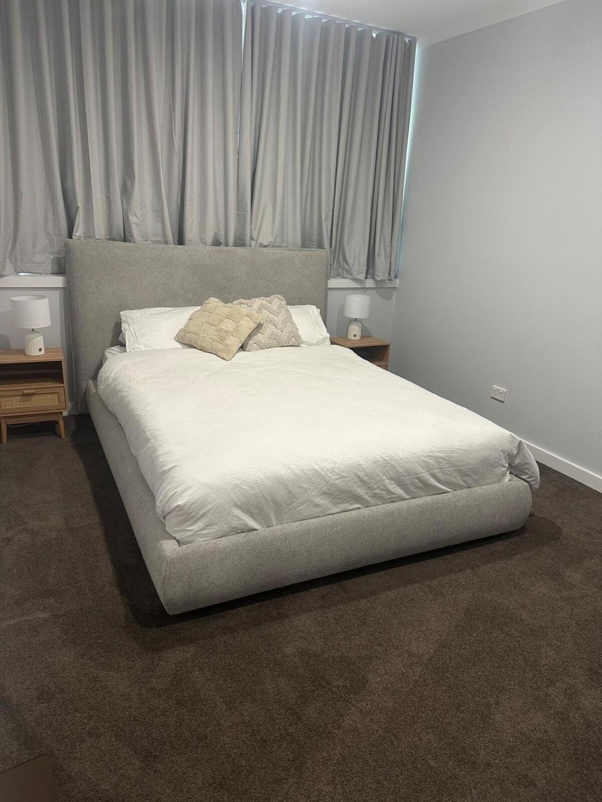 3 Bedroom City Apt, Big Yard & Park Views - Sleeps 7 Apartment *