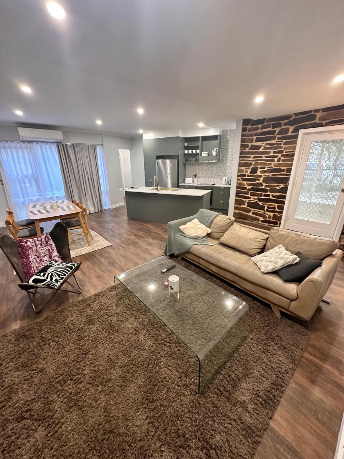 3 Bedroom City Apt, Big Yard & Park Views - Sleeps 7 Adelaide