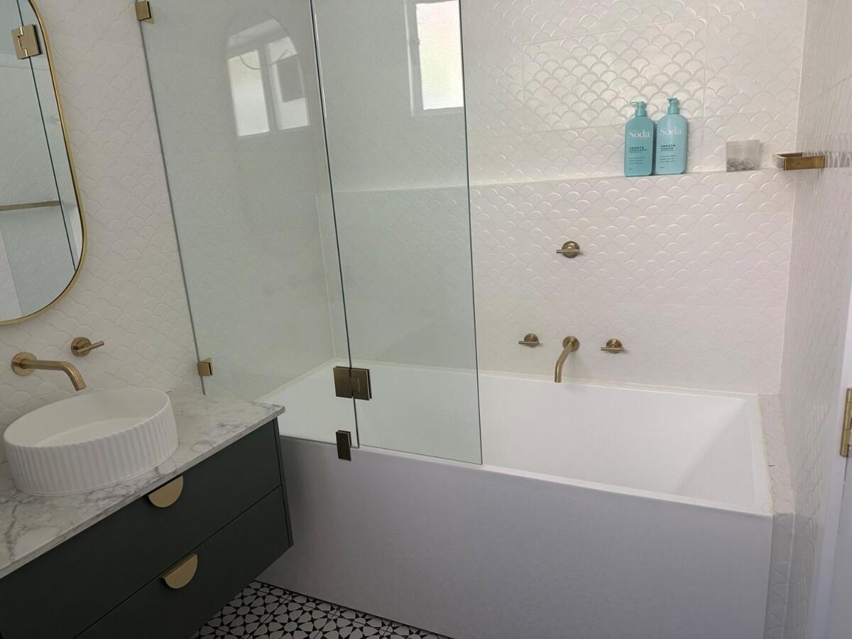 3 Bedroom City Apt, Big Yard & Park Views - Sleeps 7 Apartment