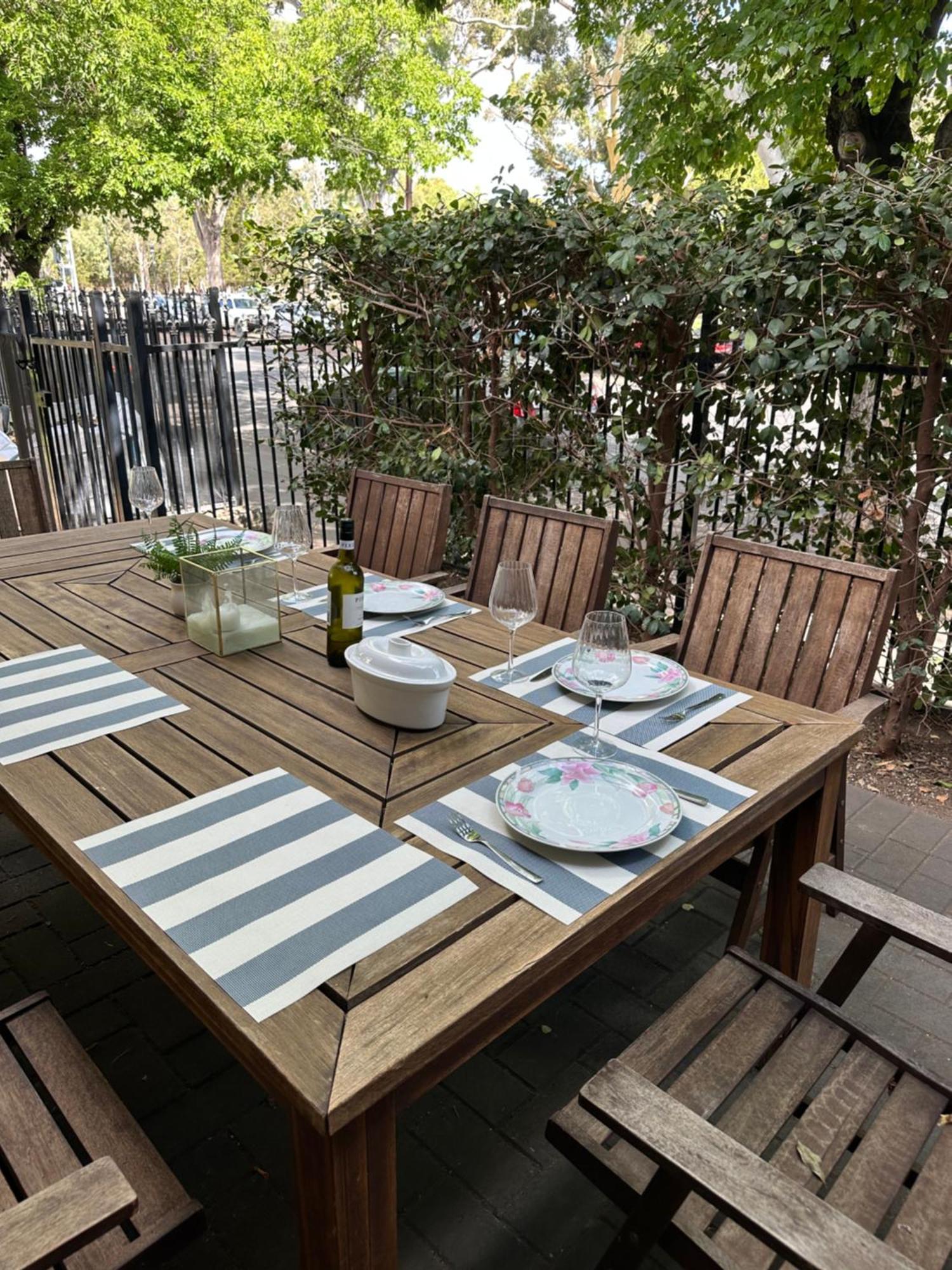 3 Bedroom City Apt, Big Yard & Park Views - Sleeps 7 Adelaide