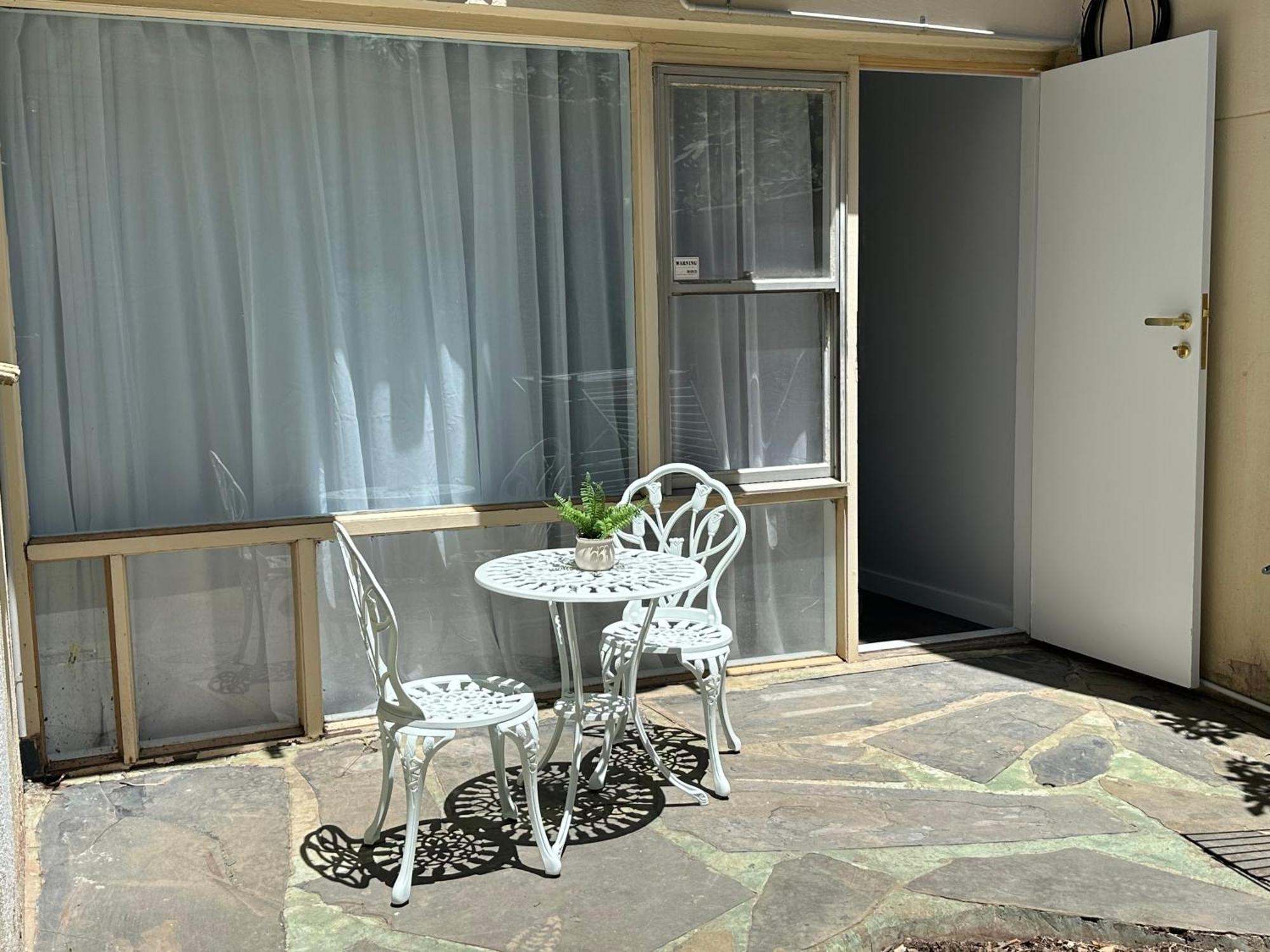 Apartment 3 Bedroom City Apt, Big Yard & Park Views - Sleeps 7