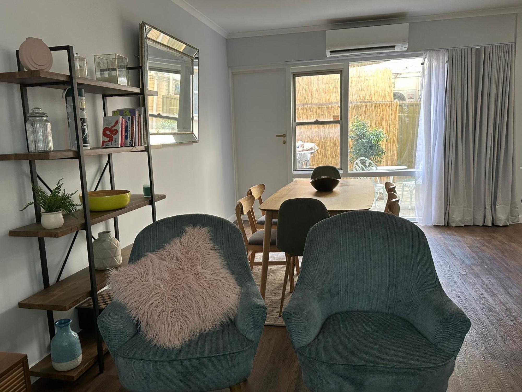 Apartment 3 Bedroom City Apt, Big Yard & Park Views - Sleeps 7 *