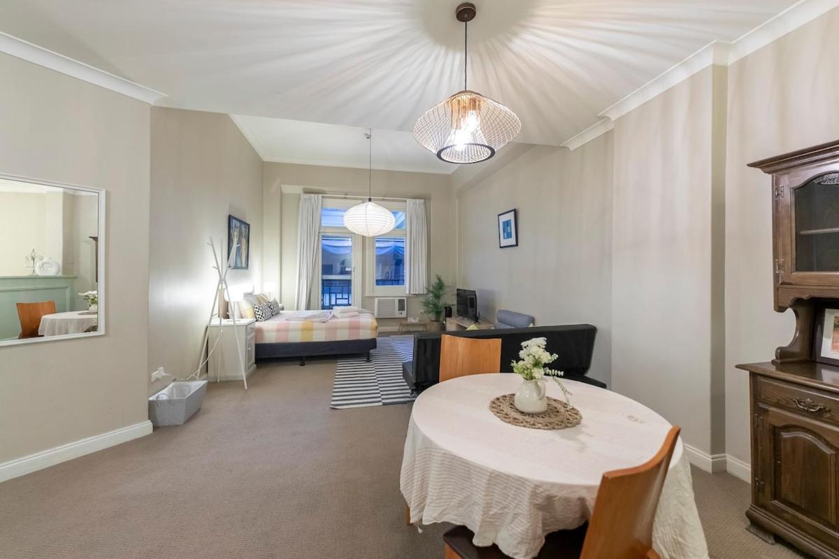 French Flair In The Heart Of Cbd Apartment *