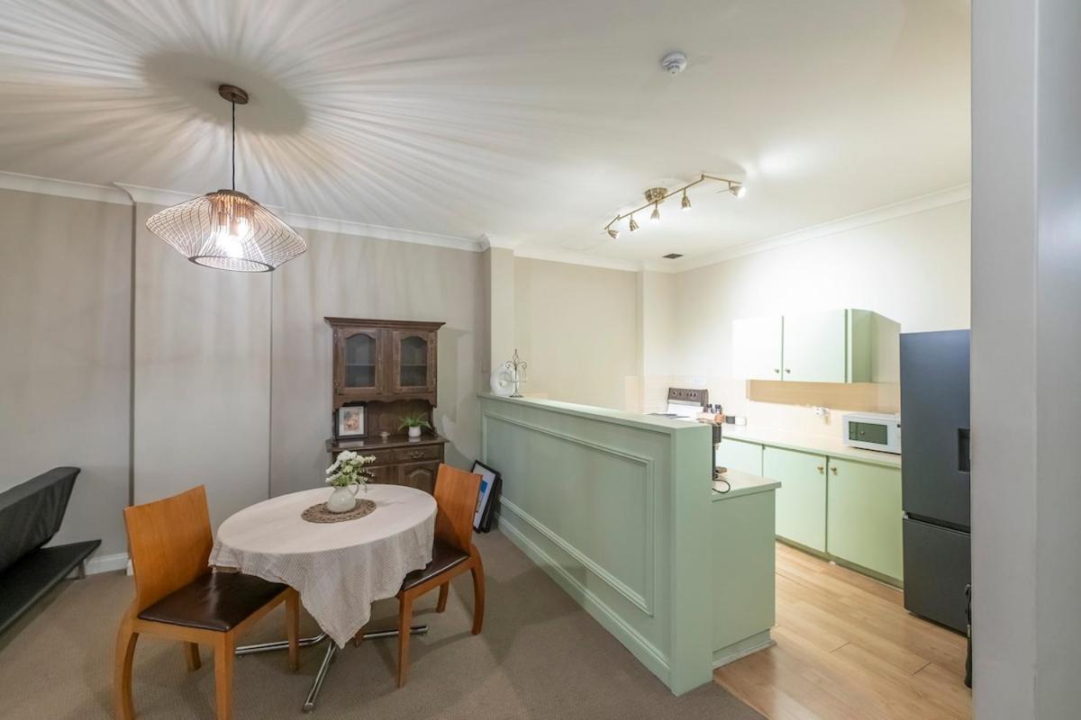 French Flair In The Heart Of Cbd Apartment *