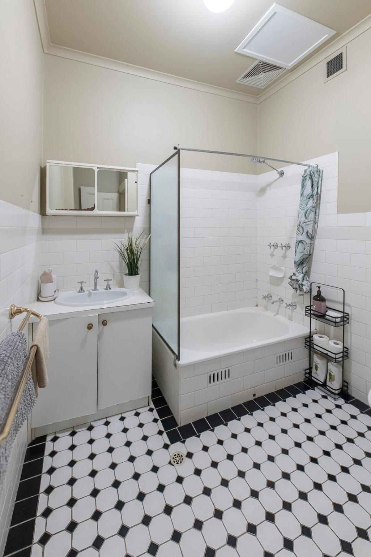 French Flair In The Heart Of Cbd Apartment *