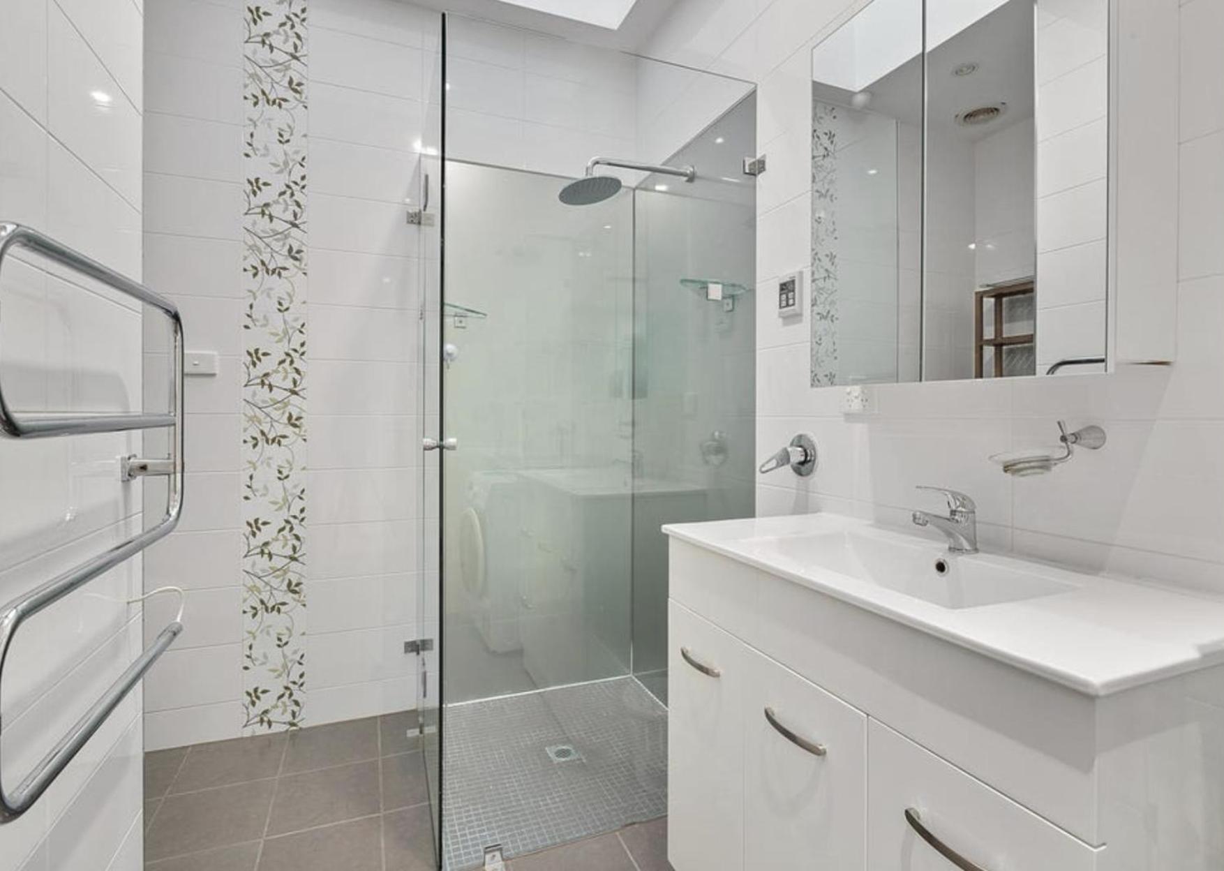 Albert's For 4 Off Hutt Street- One Queen Bed And 2 Single Beds Apartment Adelaide