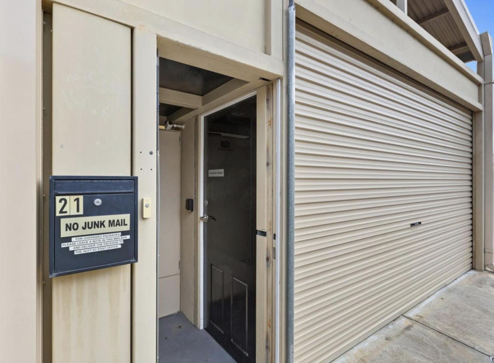 Albert's For 4 Off Hutt Street- One Queen Bed And 2 Single Beds Apartment