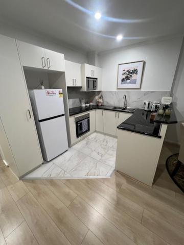 Cbd - 3br, 2bath & Carpark Apartment *