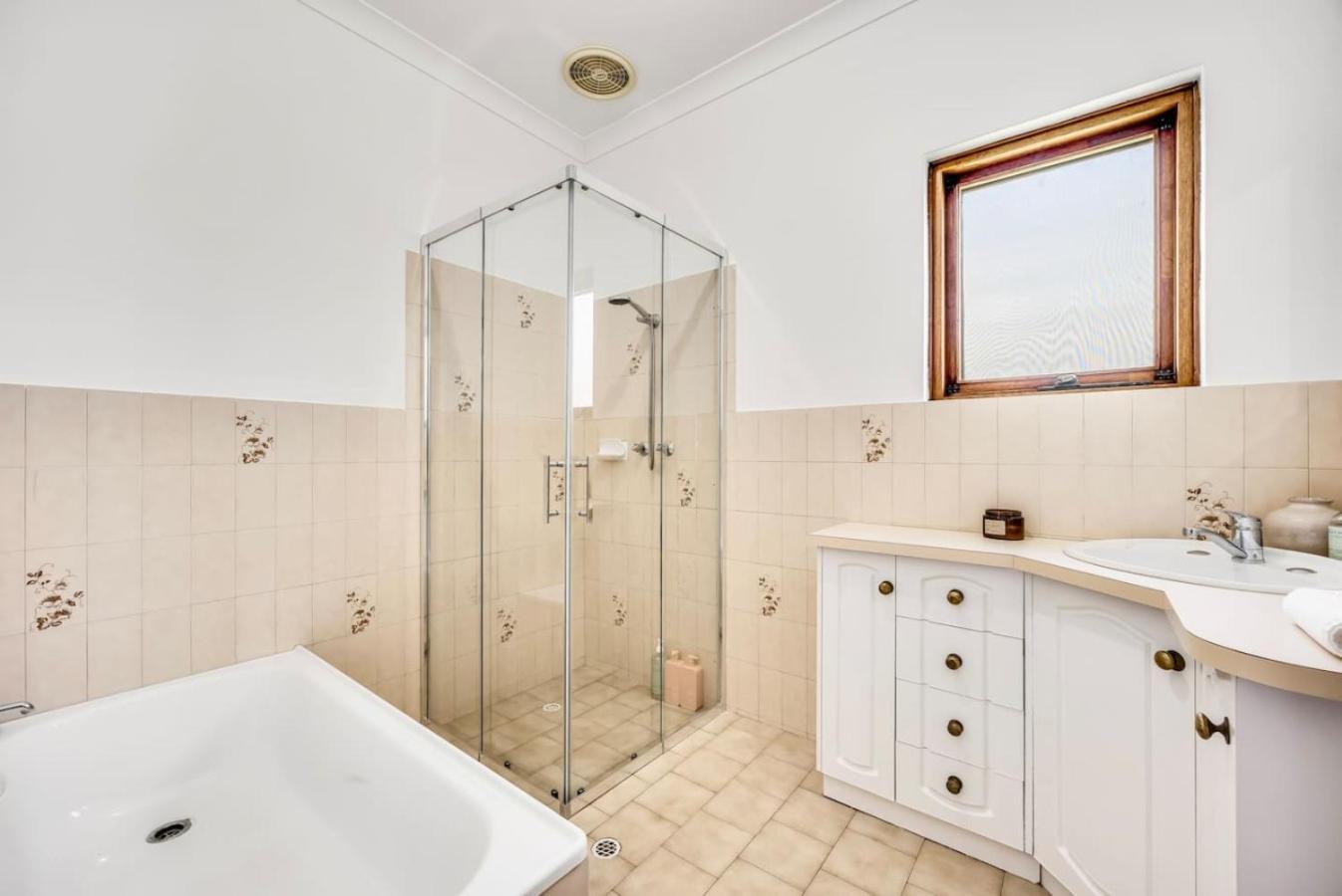 Comfortable & Convenient Family Adelaide