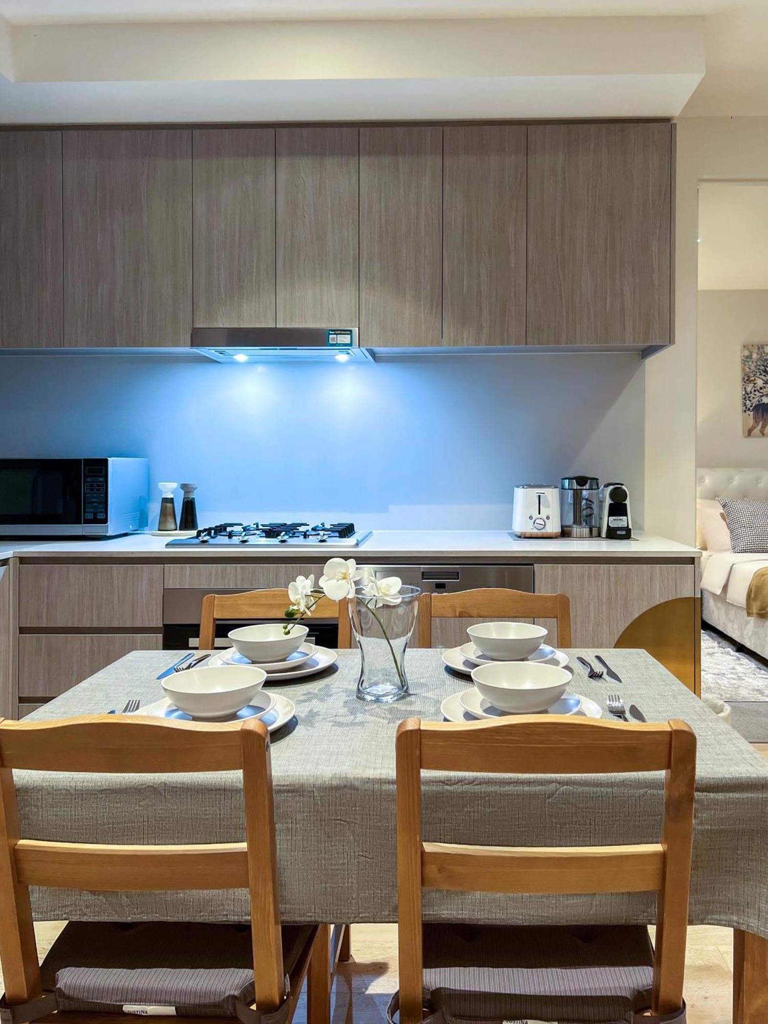 Apartment Cbd Realm Stylish 2b2b With Parking *