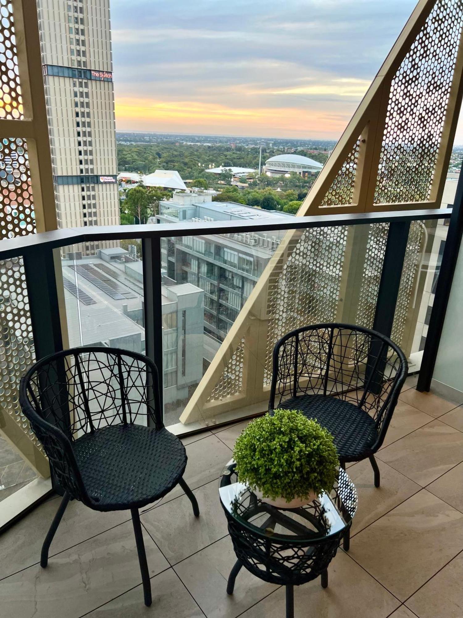 Apartment Cbd Realm Stylish 2b2b With Parking *