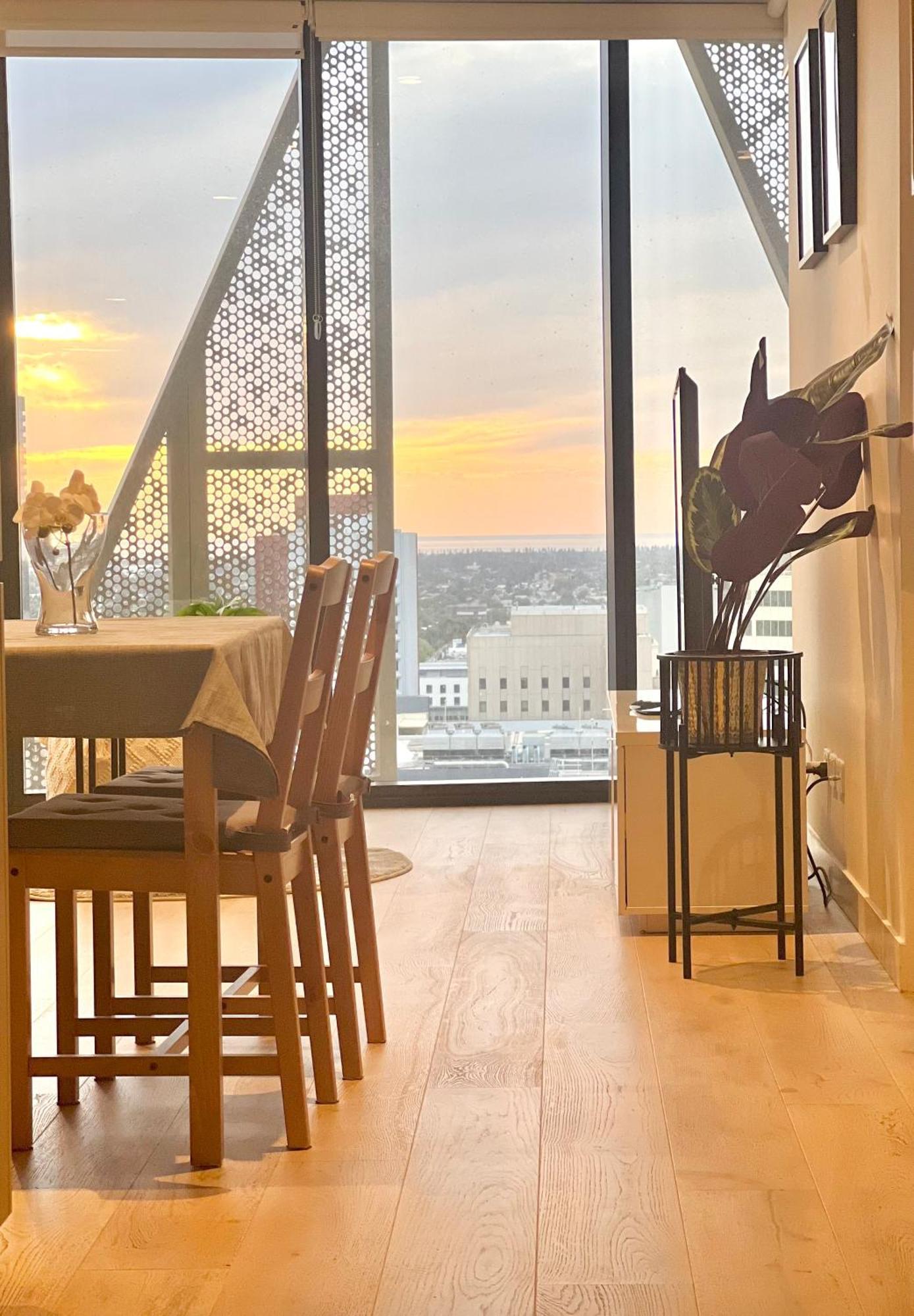 Cbd Realm Stylish 2b2b With Parking Apartment Adelaide