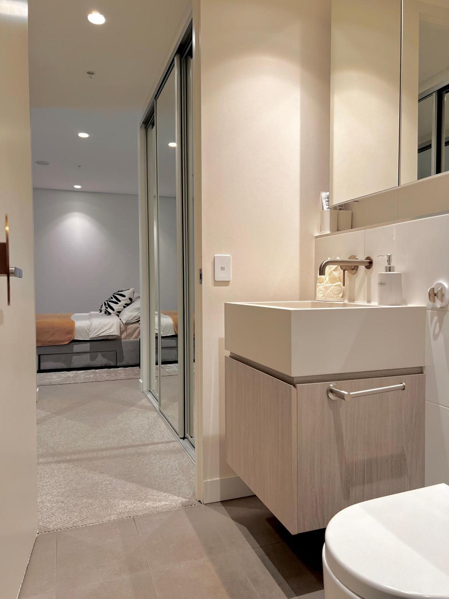 Cbd Realm Stylish 2b2b With Parking * Adelaide