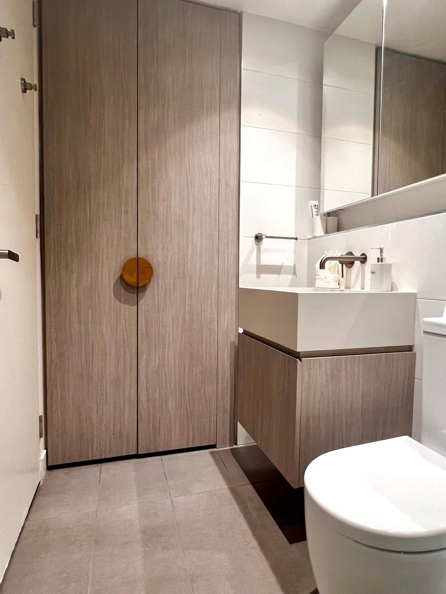 Cbd Realm Stylish 2b2b With Parking * Adelaide