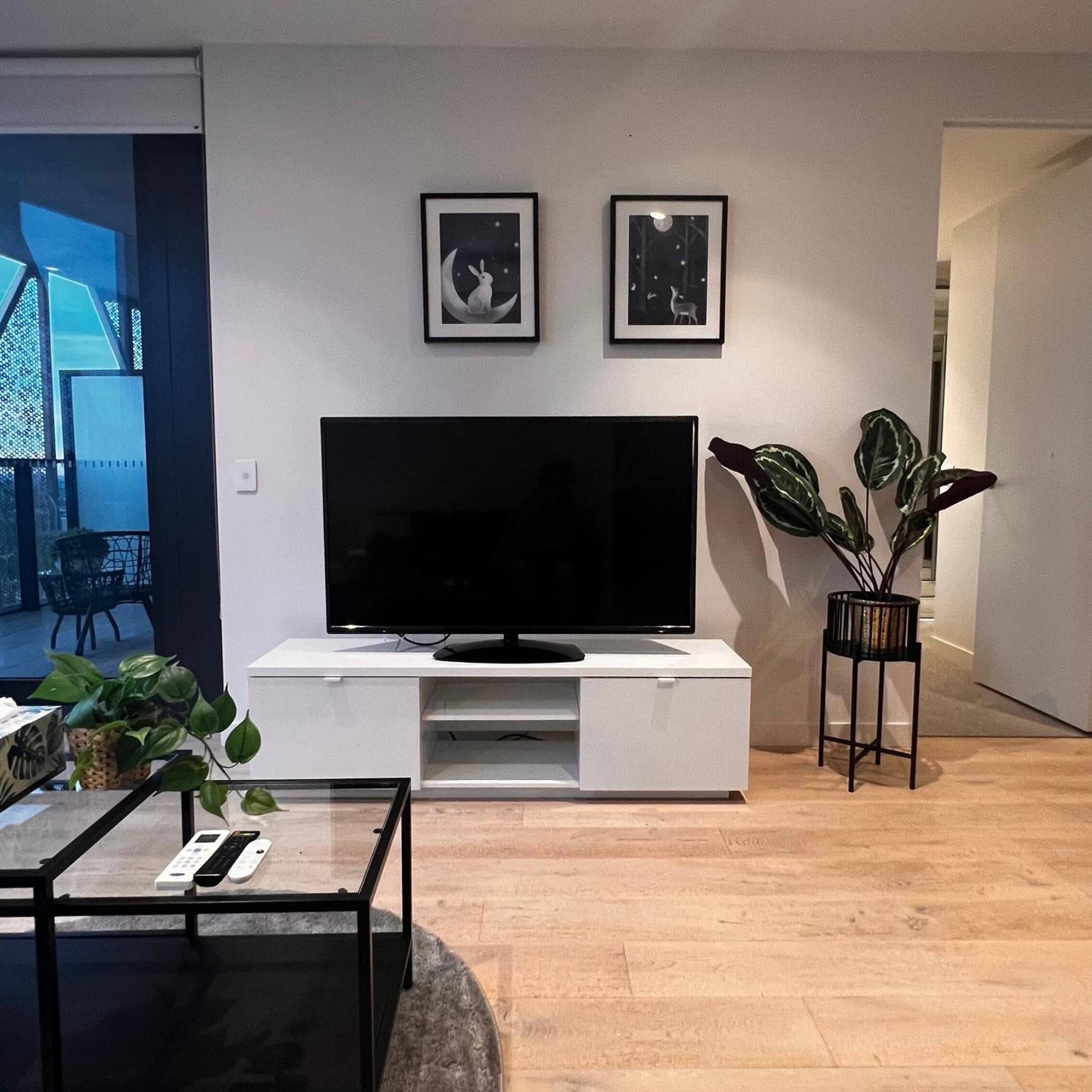 Apartment Cbd Realm Stylish 2b2b With Parking *