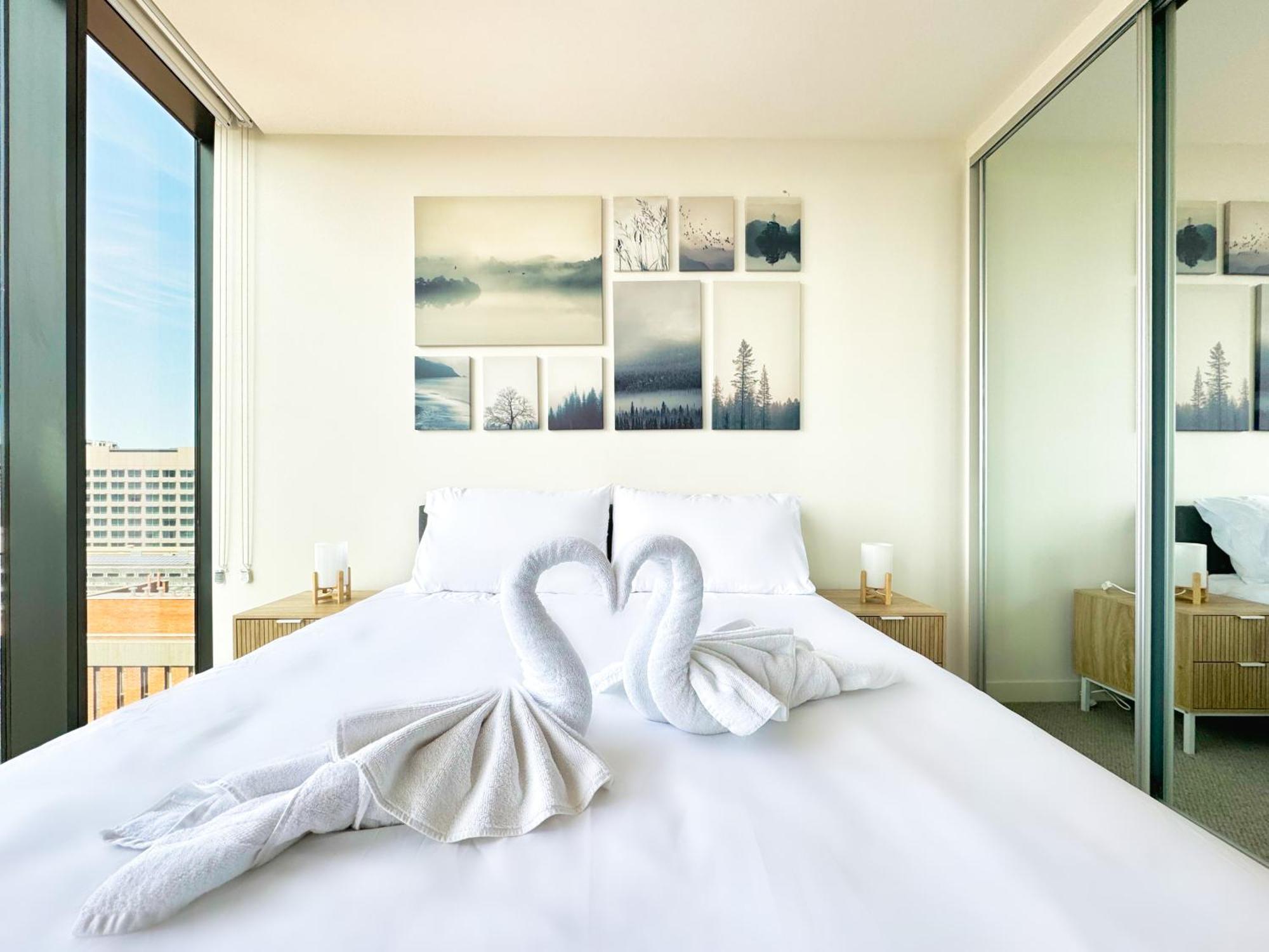 Apartment Chic Living: 1-br Overlooking Rundle Mall *