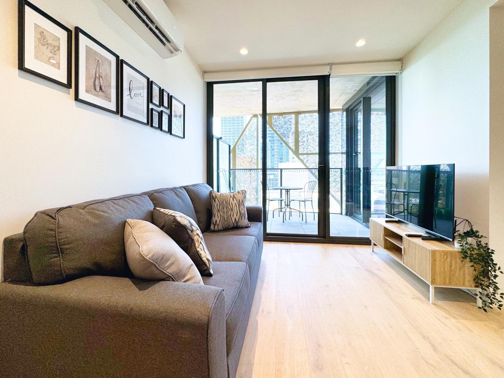Chic Living: 1-br Overlooking Rundle Mall *