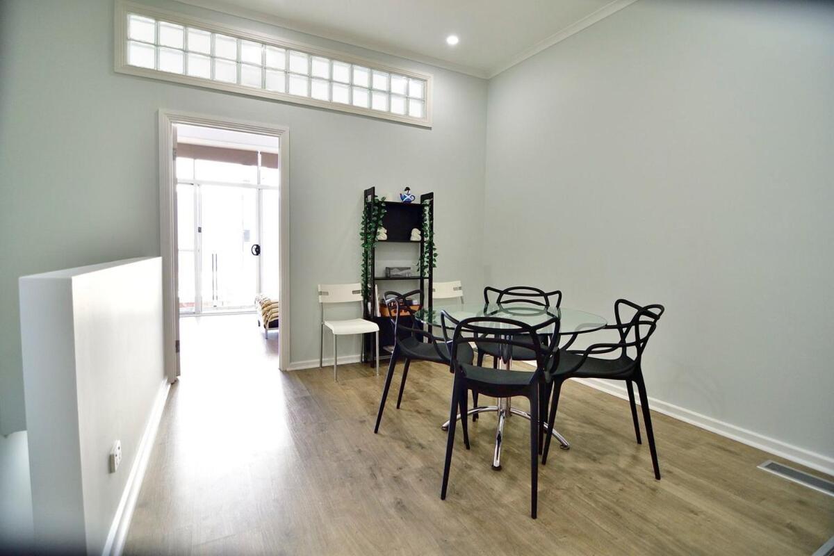 3-bedroom Townhouse In Heart Of With Parking * Adelaide