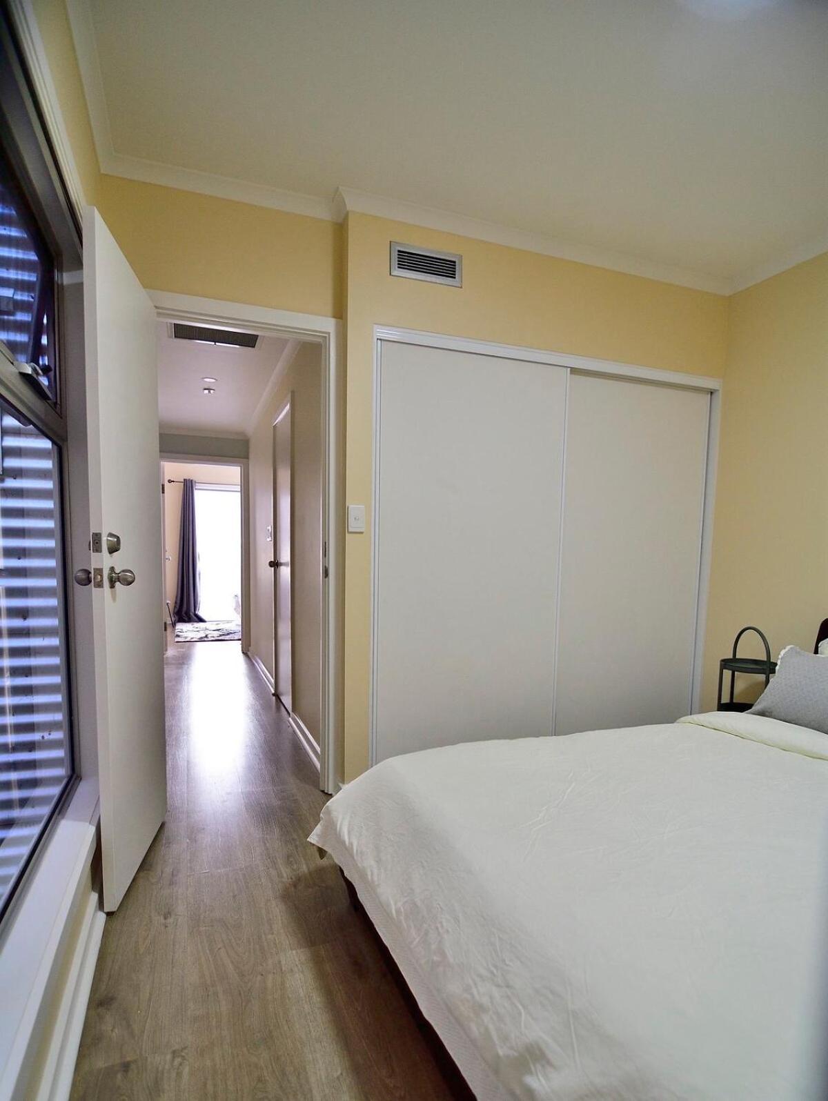 3-bedroom Townhouse In Heart Of With Parking * Adelaide