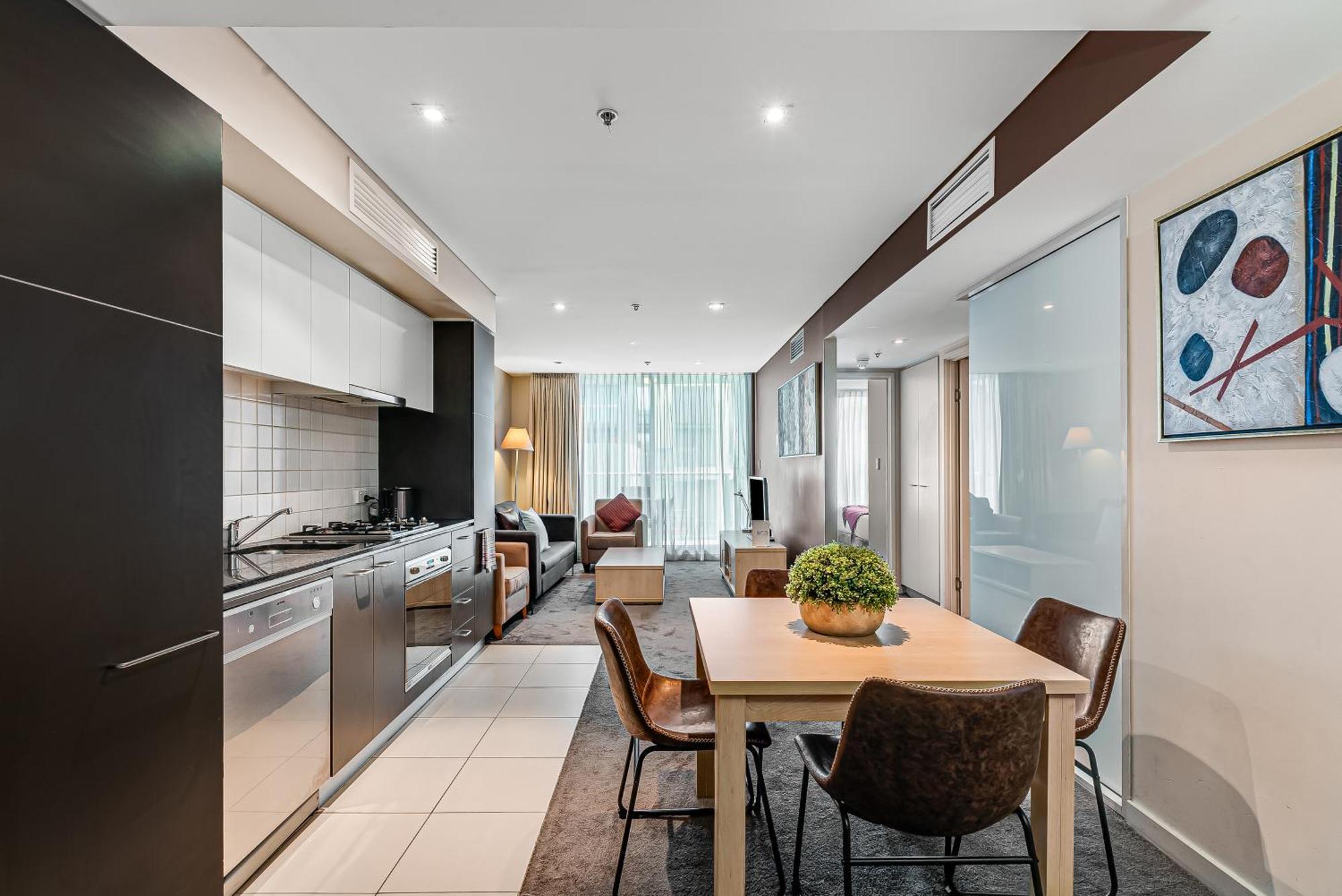 Swainson At Embassy Apartment *