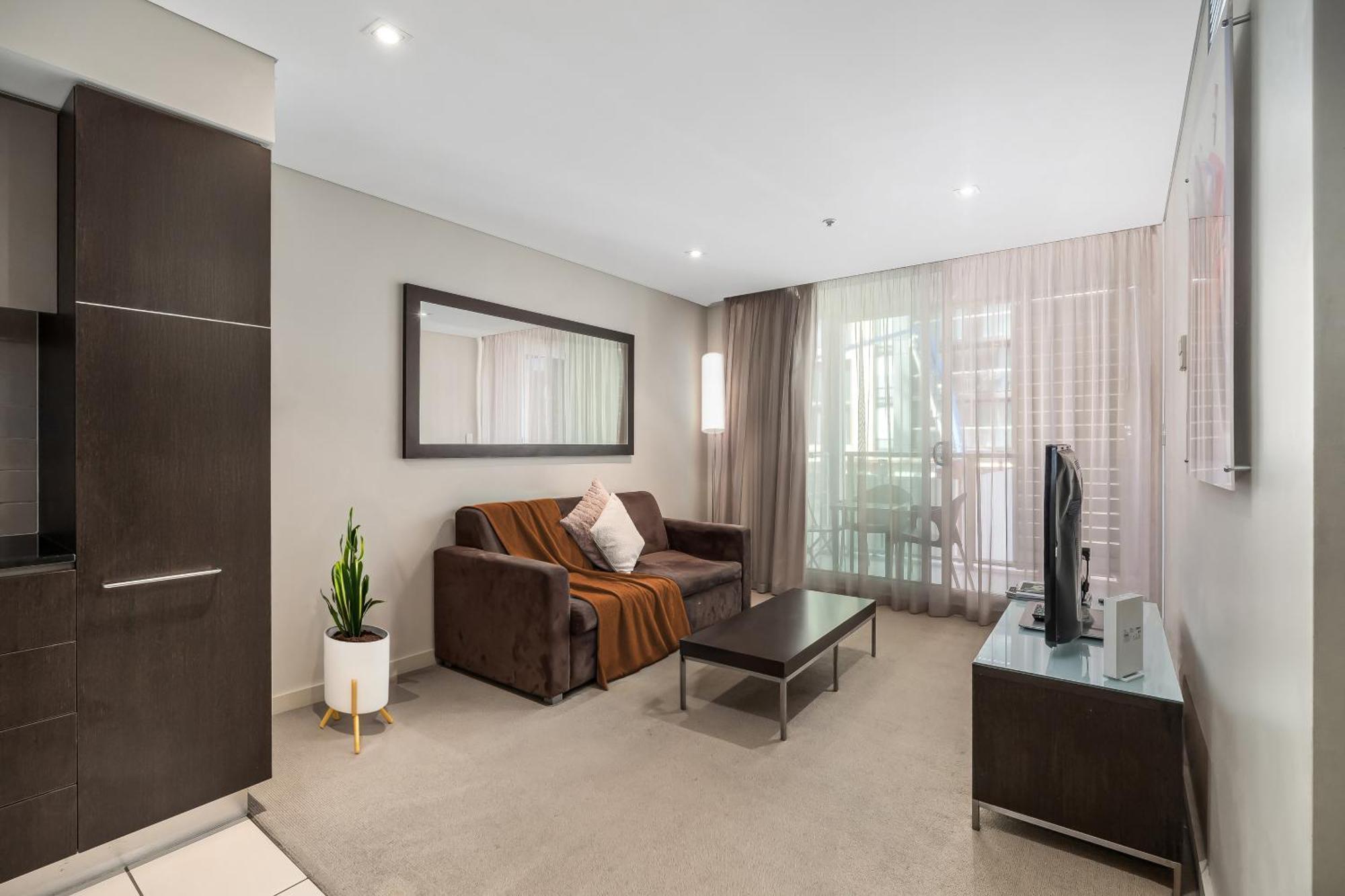 Swainson At Embassy Apartment *