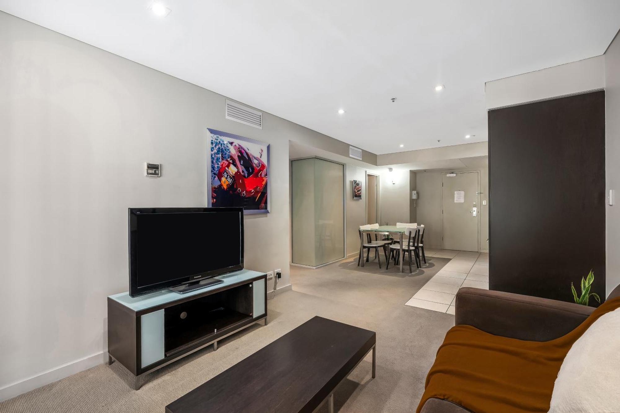 Swainson At Embassy Apartment *