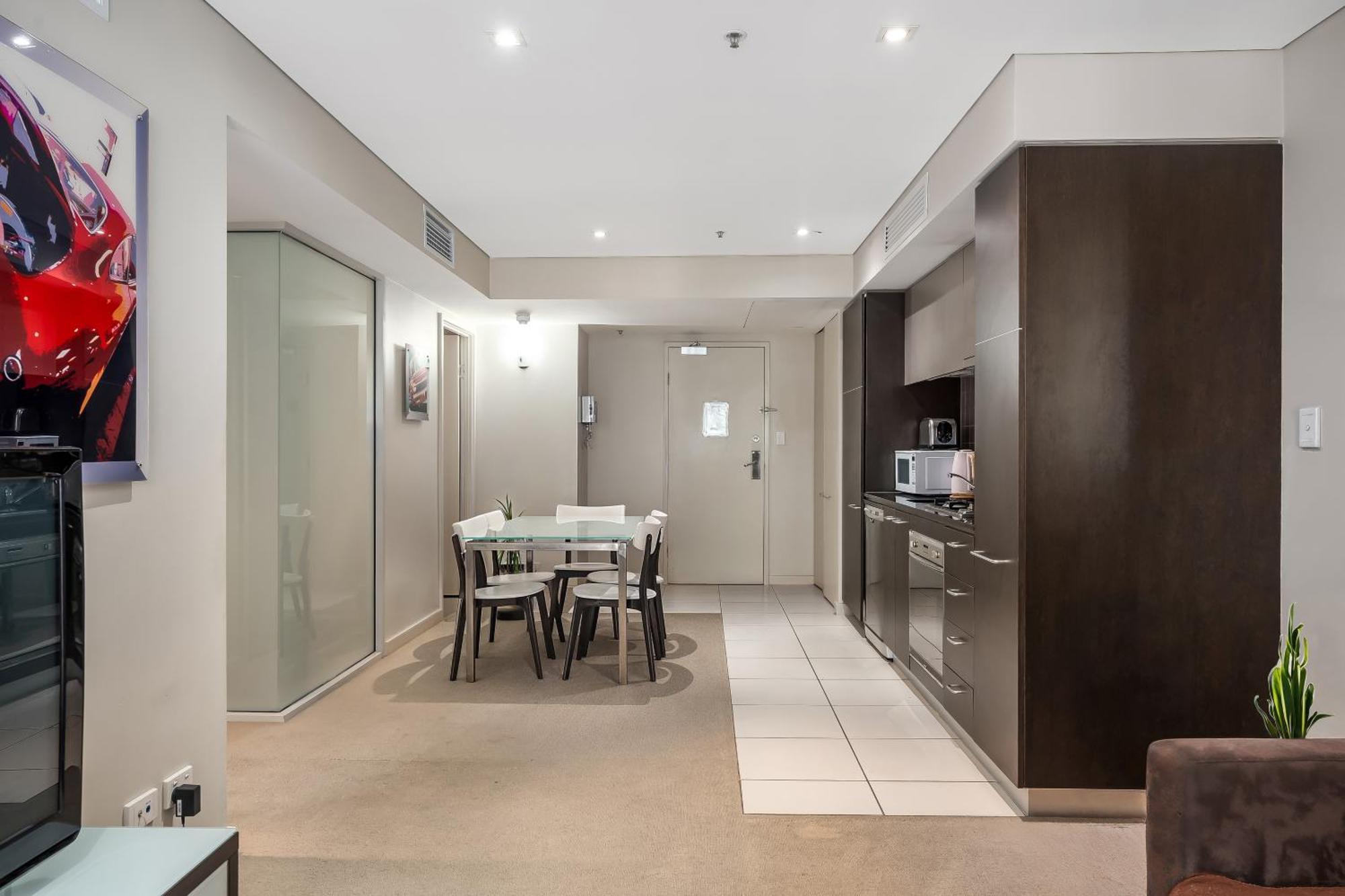 Swainson At Embassy Apartment *