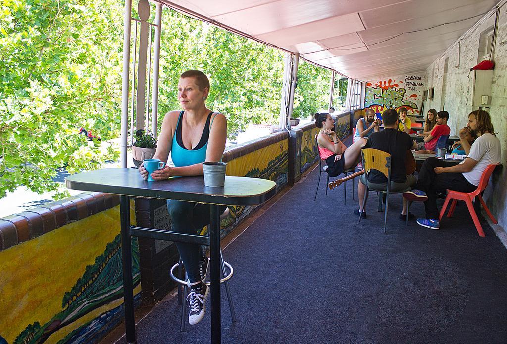 Hostel Travellers Backpackers *
