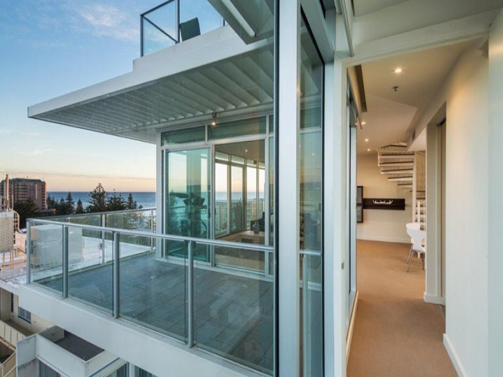 Glenelg Skyline Penthouse - Wifi Holiday home Adelaide