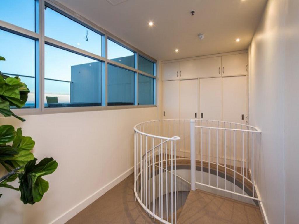 Glenelg Skyline Penthouse - Wifi Holiday home Adelaide