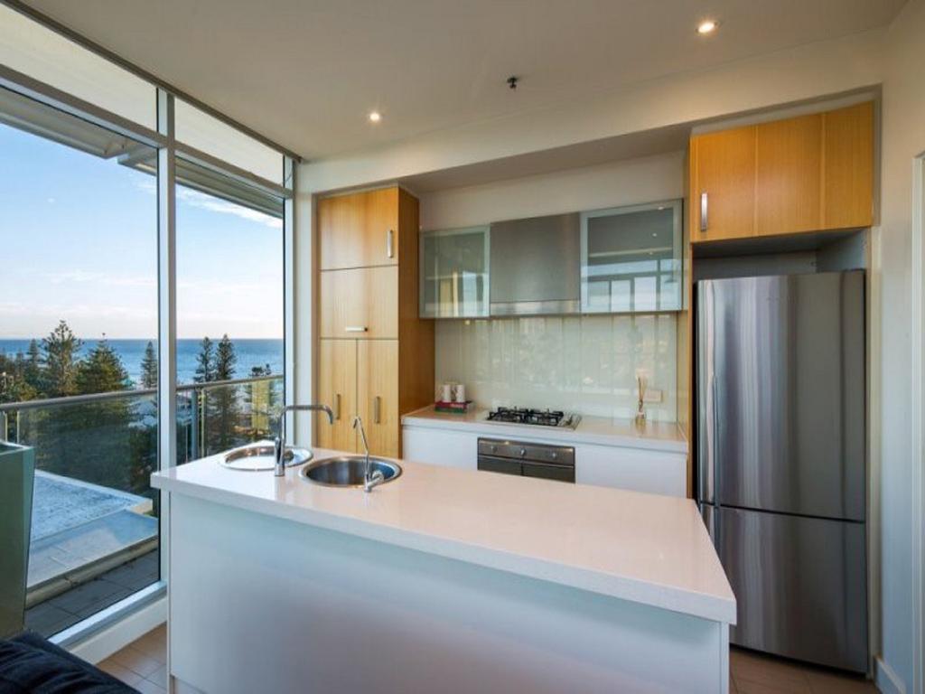 Glenelg Skyline Penthouse - Wifi Holiday home