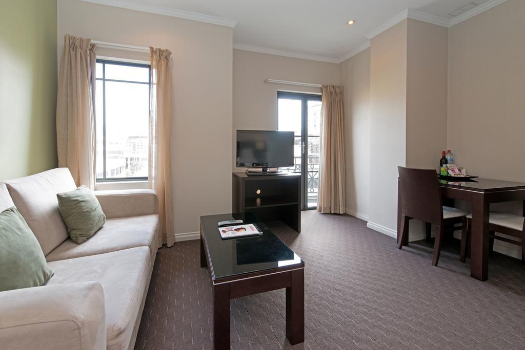 Frome Aparthotel 4*