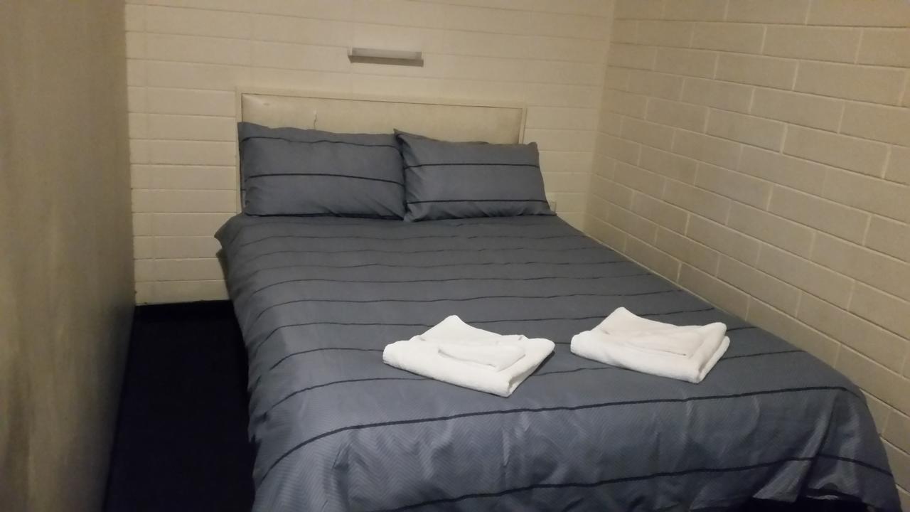 Hostel Backpackers And Travellers *