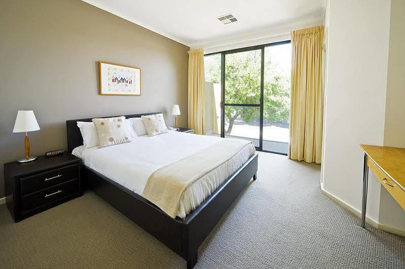 Rnr Sturt * Adelaide