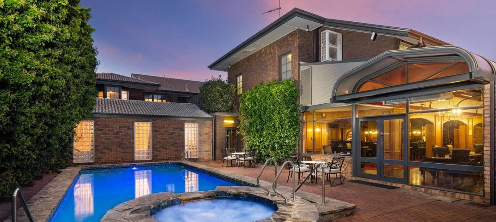 Adelaide Inn