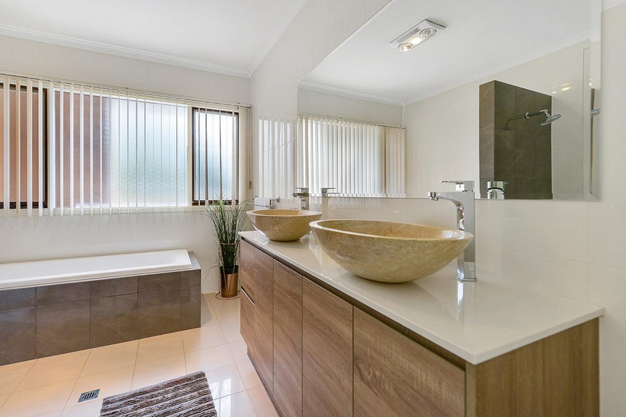 Style Accommodation-close To City-north Adelaide-3 Bdrm- Free Parking Apartment *