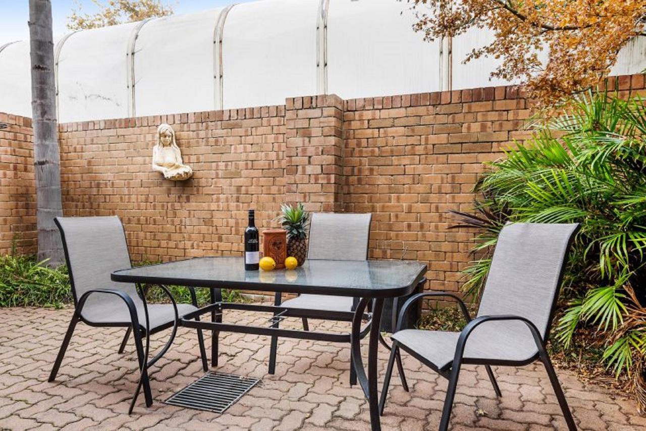Style Accommodation-close To City-north Adelaide-3 Bdrm- Free Parking Apartment *