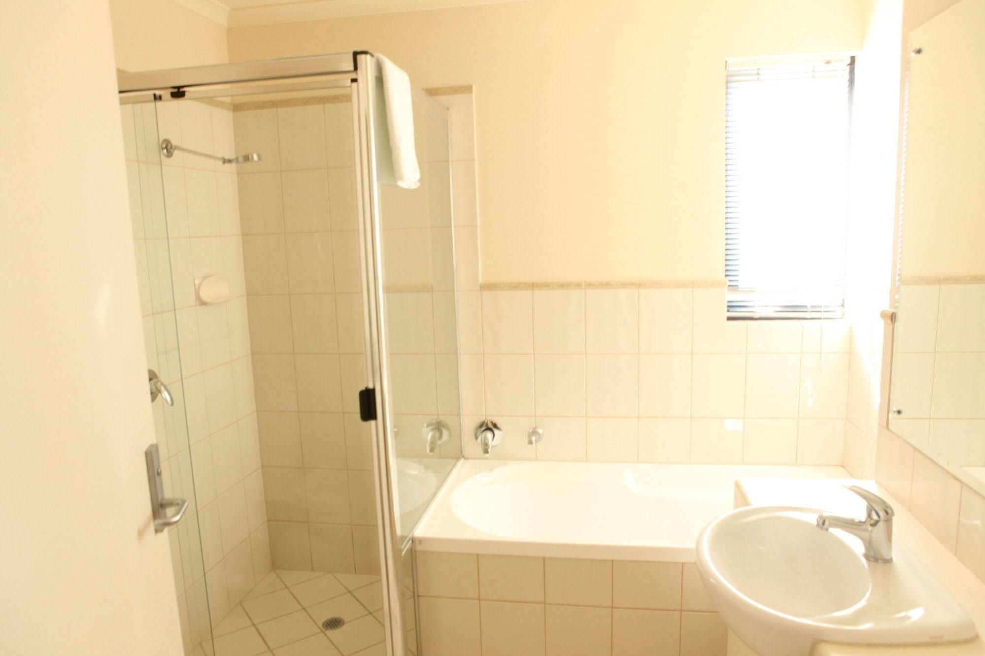Glenelg Beachside 4*