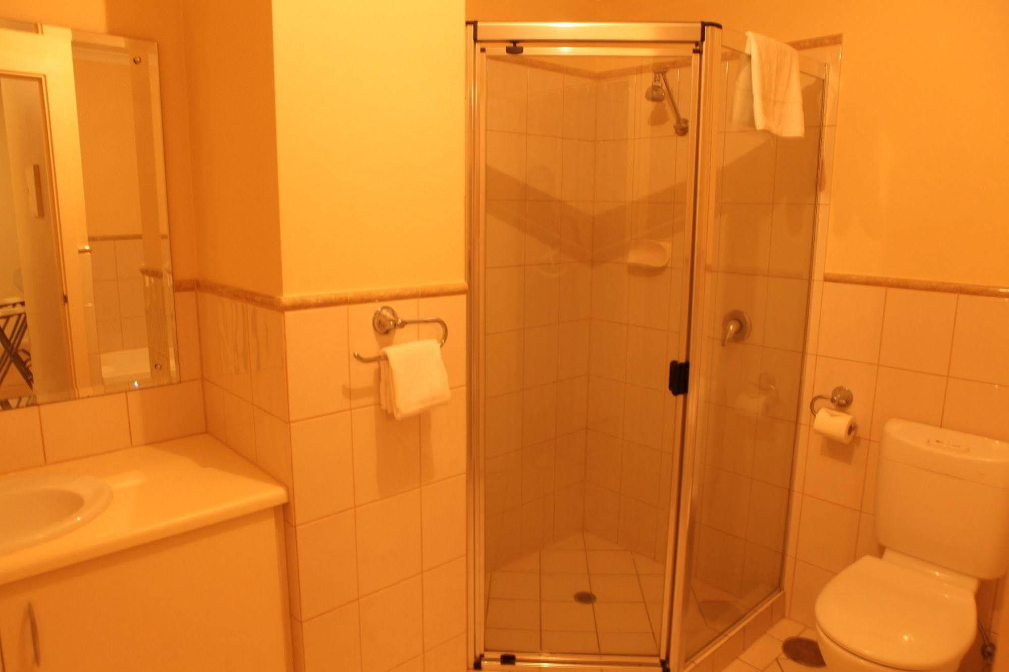 Glenelg Beachside Aparthotel 4*