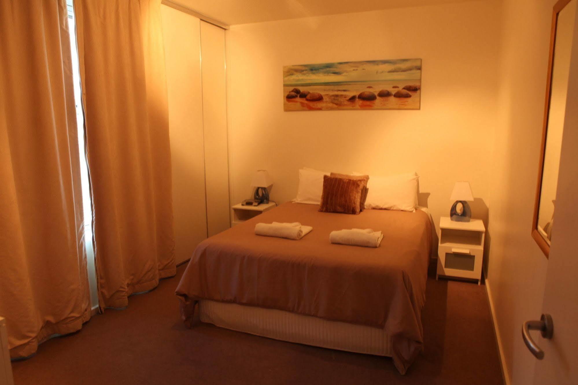 Aparthotel Glenelg Beachside 4*