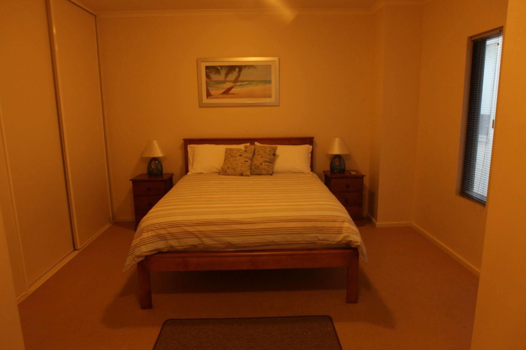 Aparthotel Glenelg Beachside 4*