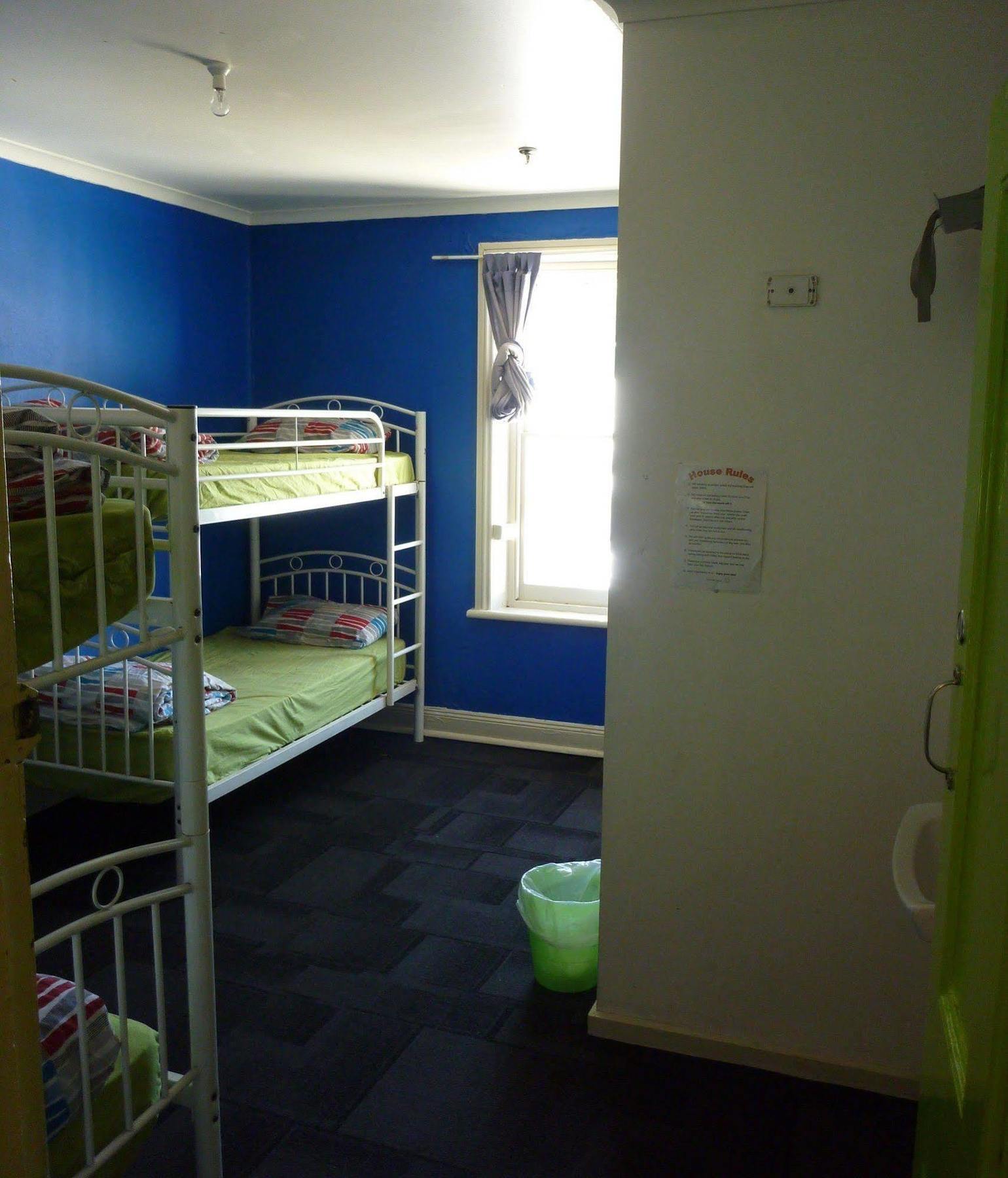 Travellers Backpackers Albergue *