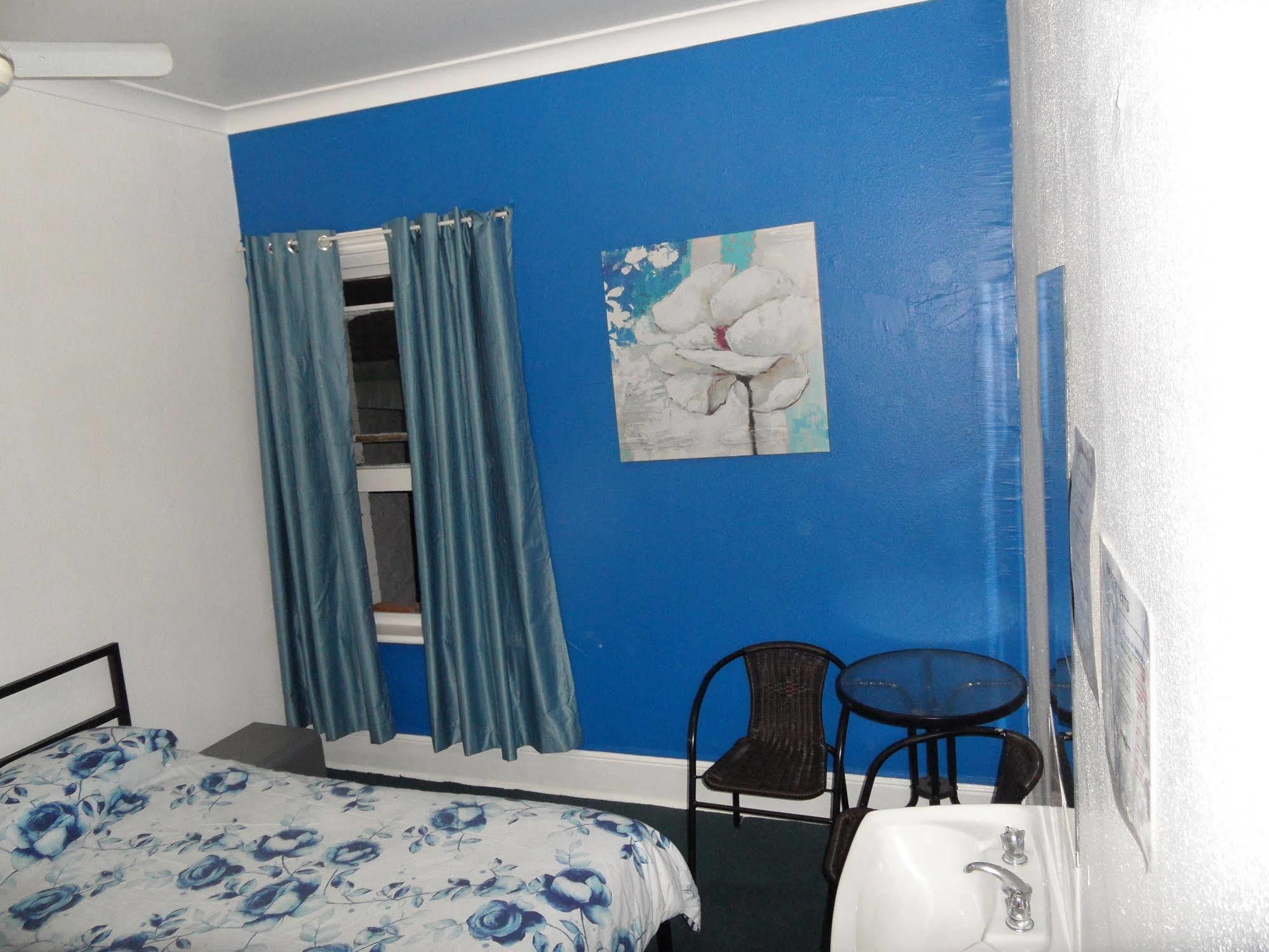 Albergue Travellers Backpackers *
