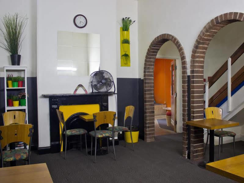 Albergue Travellers Backpackers *