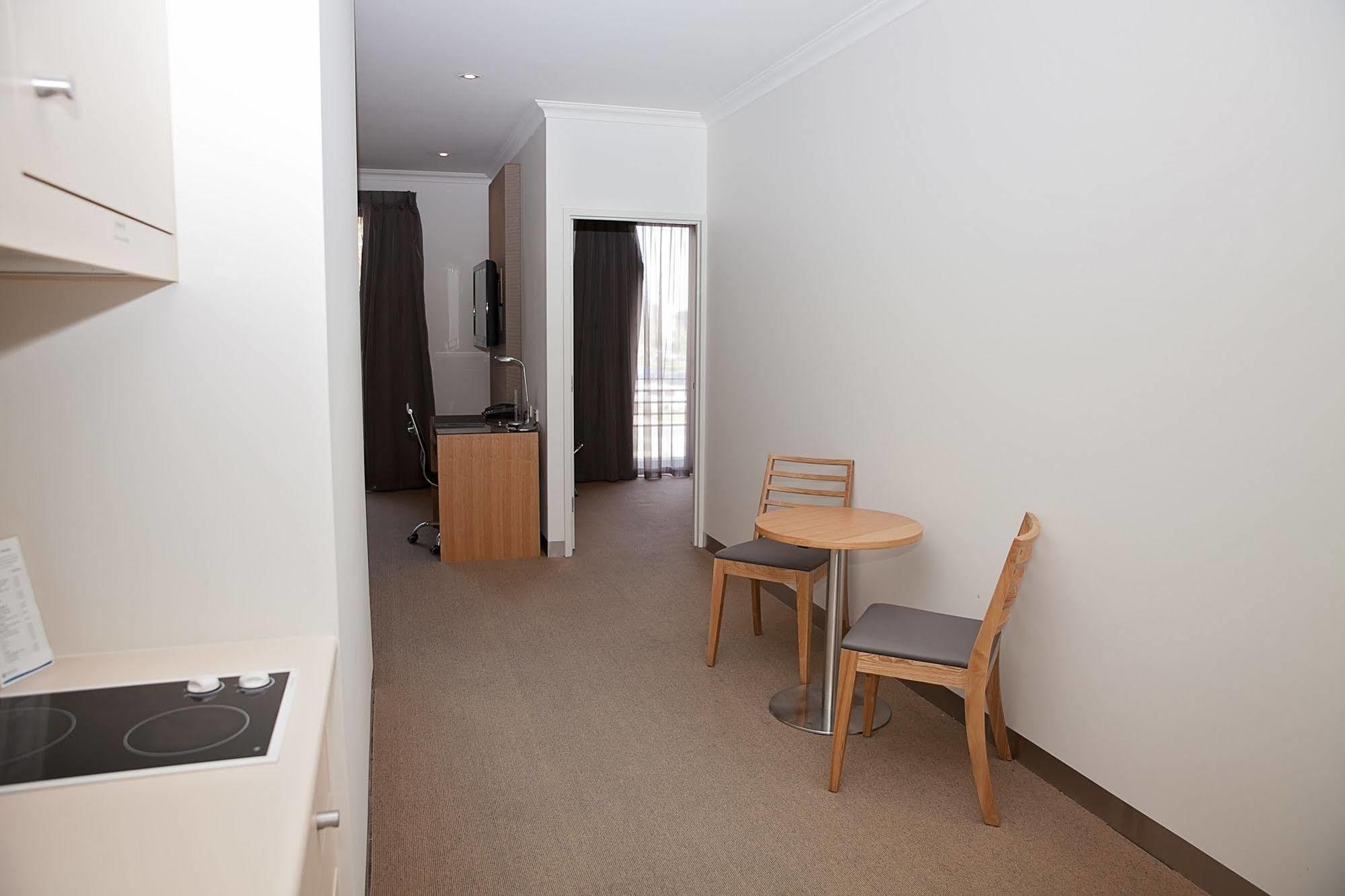 Hotel Mawson Lakes 4*