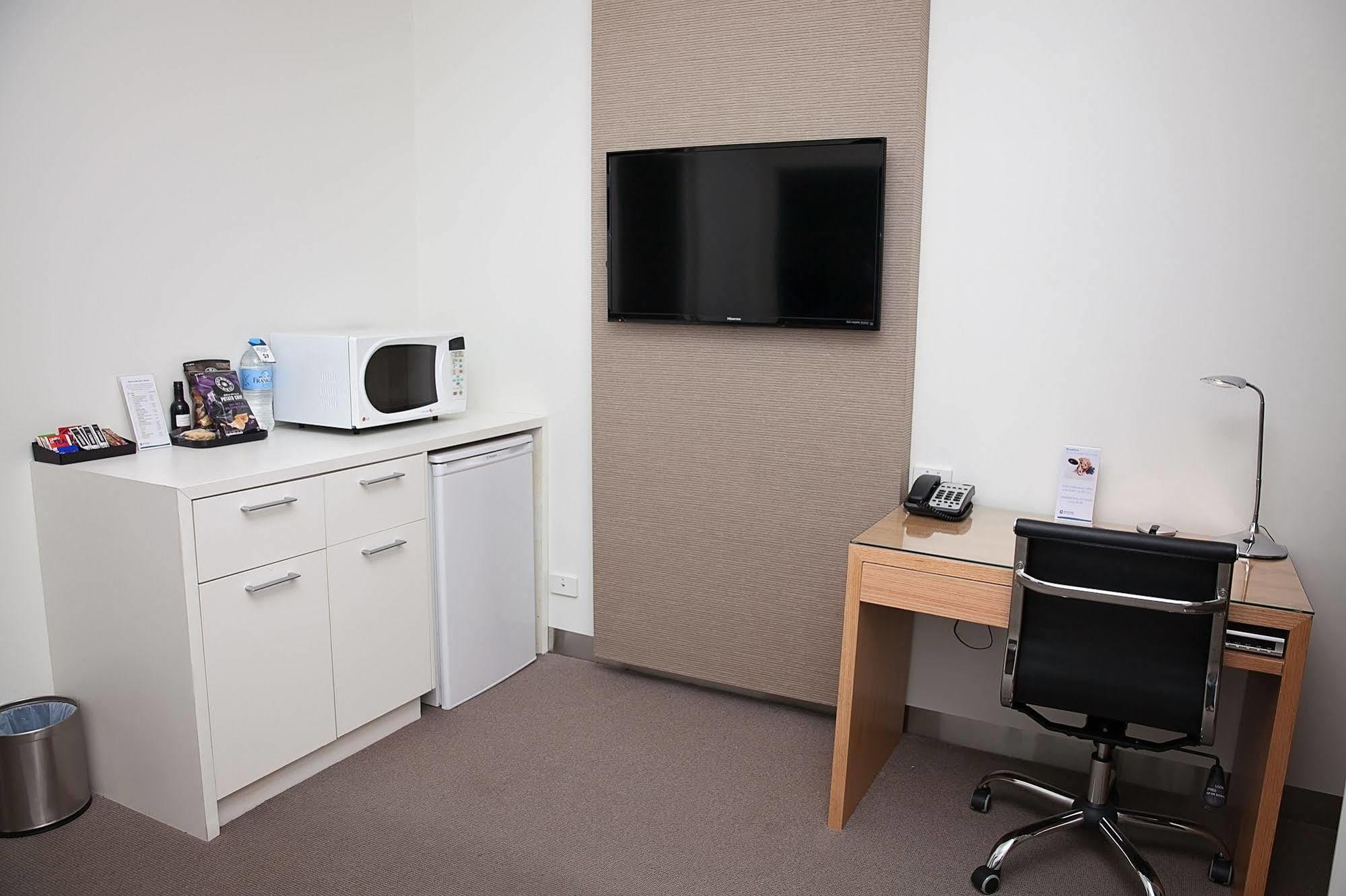 Mawson Lakes 4*