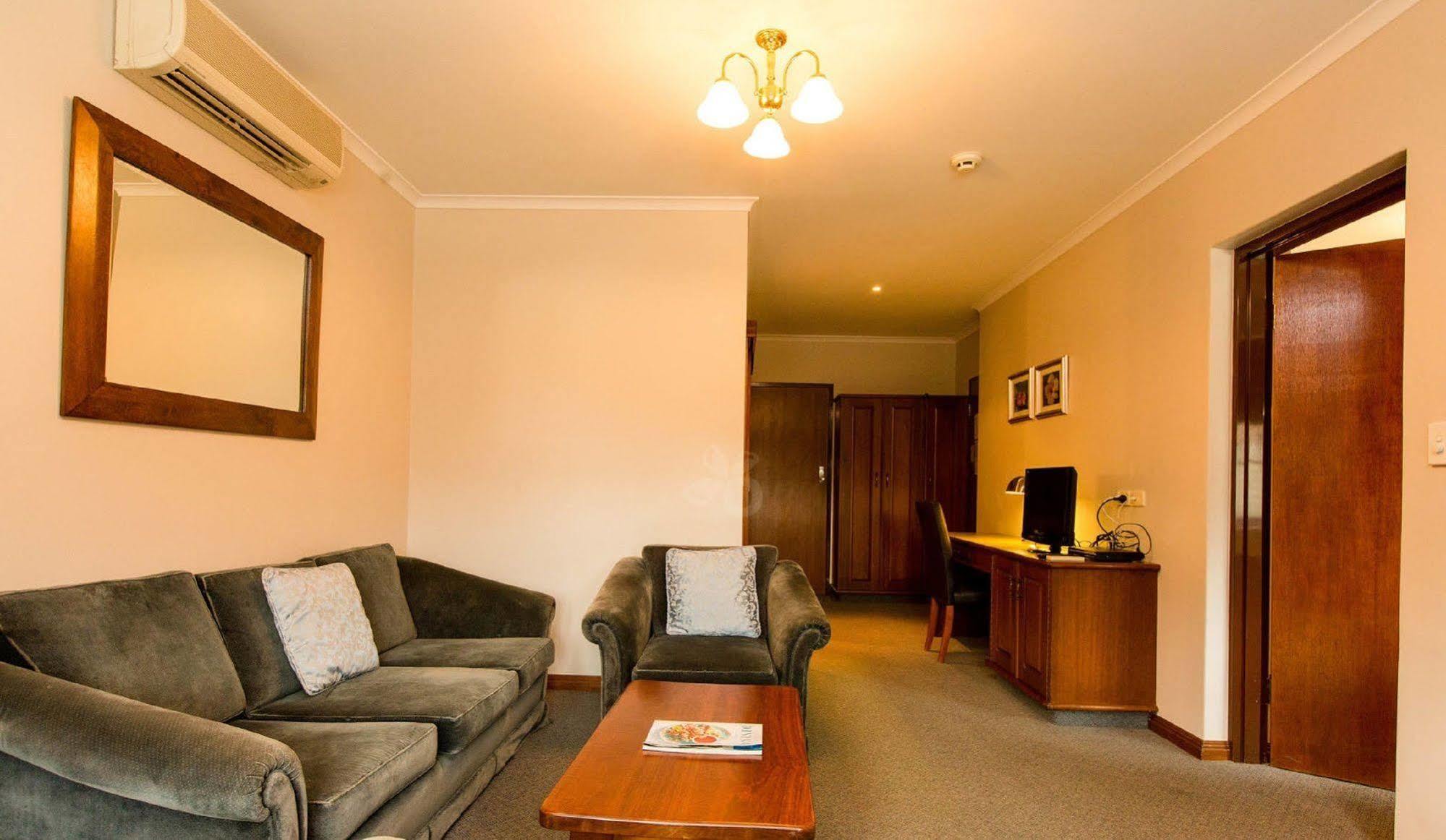Adelaide Inn Hotel 4*