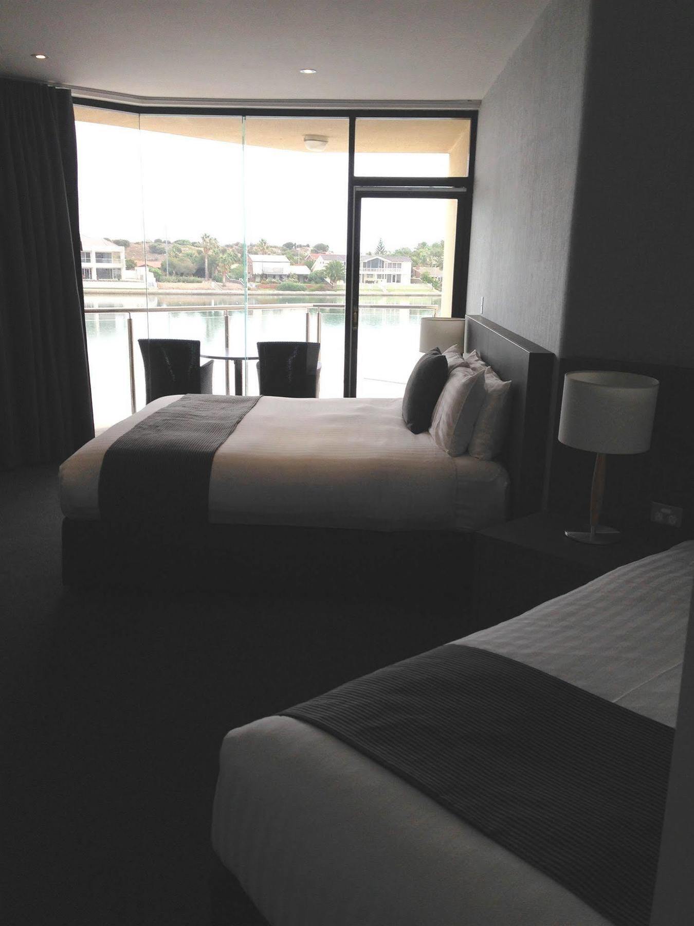 Lakes Hotel